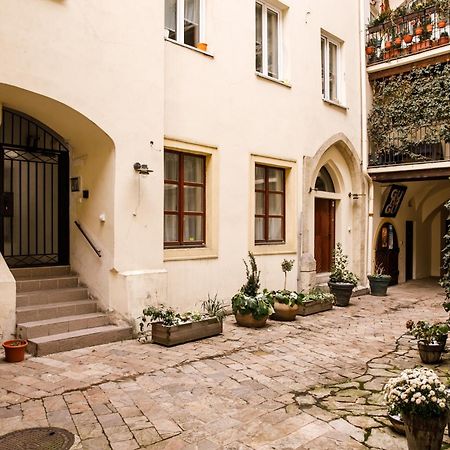 Apartment Lea - Old Town Братислава Экстерьер фото