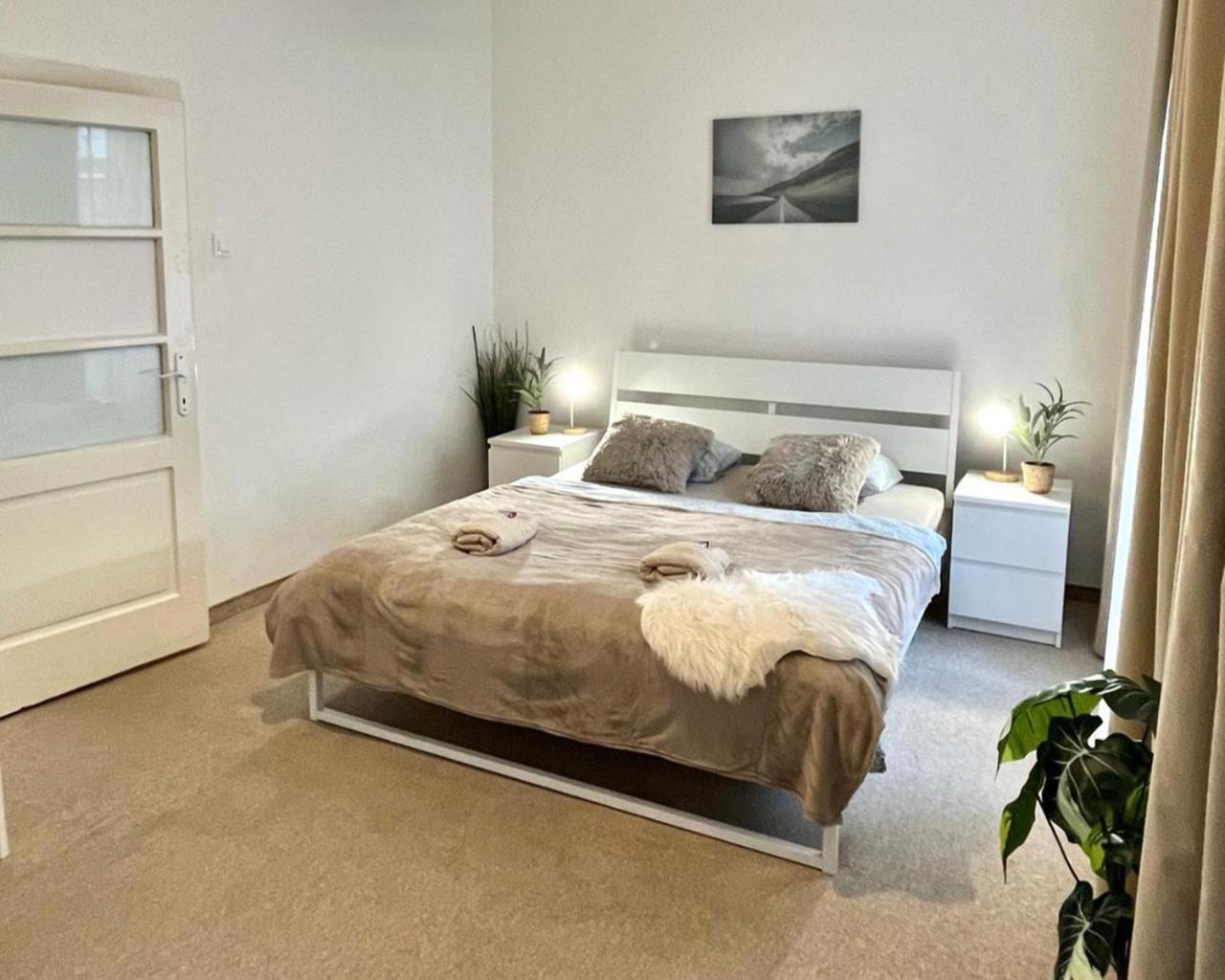 Apartment Lea - Old Town Братислава Экстерьер фото
