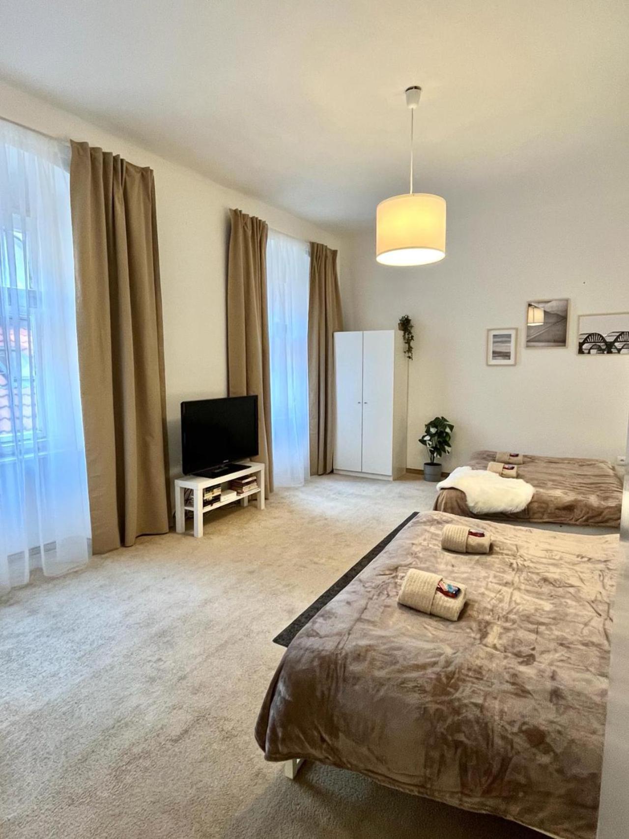 Apartment Lea - Old Town Братислава Экстерьер фото