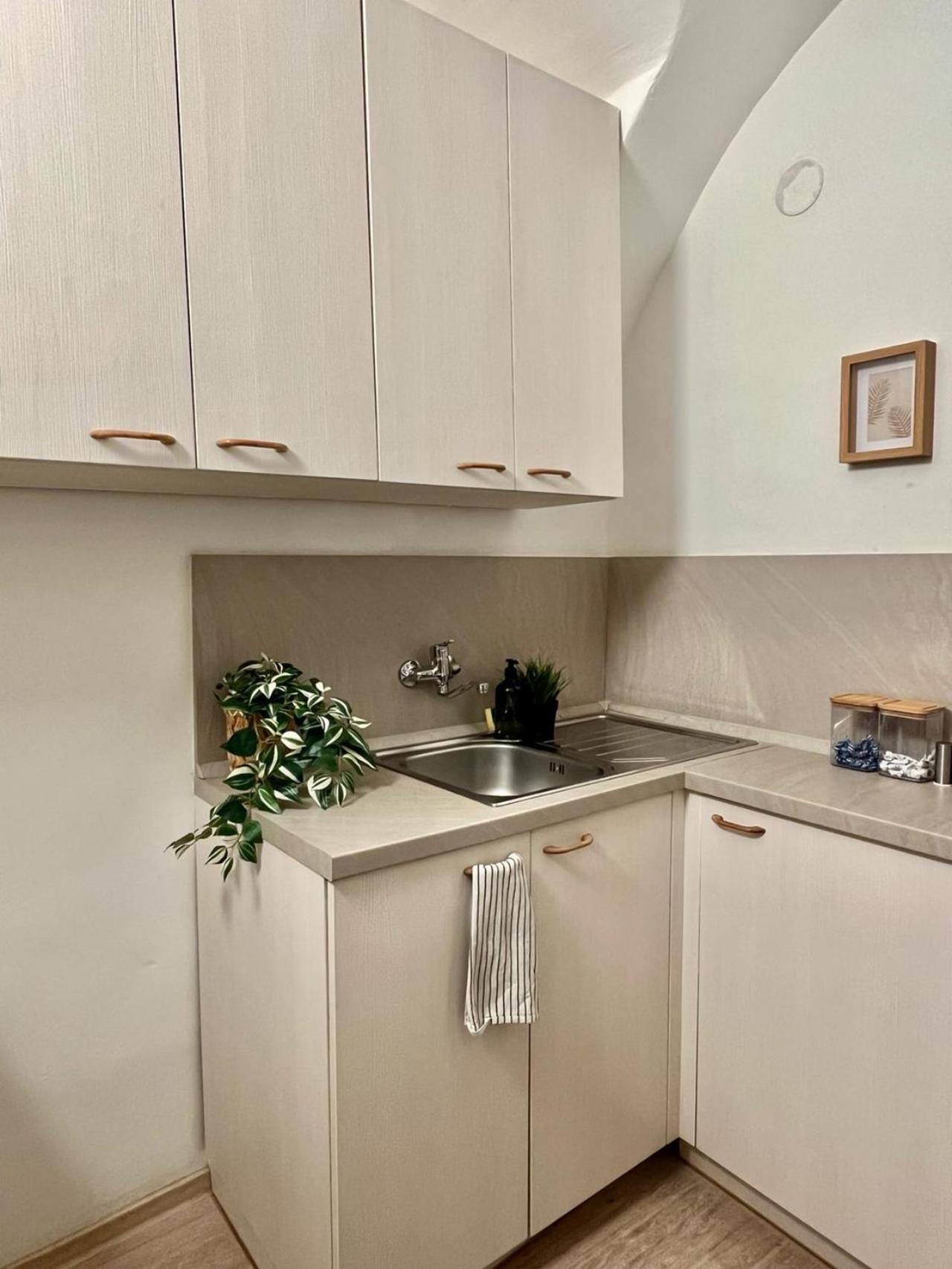Apartment Lea - Old Town Братислава Экстерьер фото