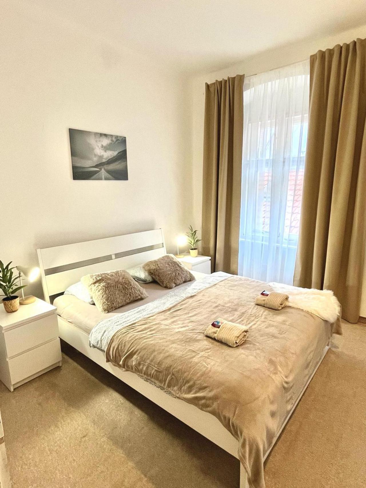 Apartment Lea - Old Town Братислава Экстерьер фото
