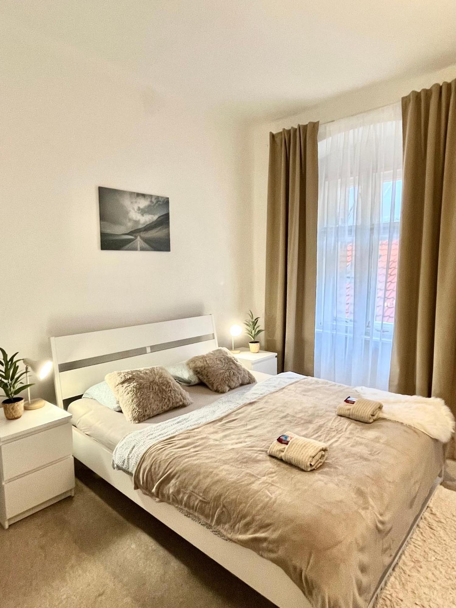 Apartment Lea - Old Town Братислава Экстерьер фото